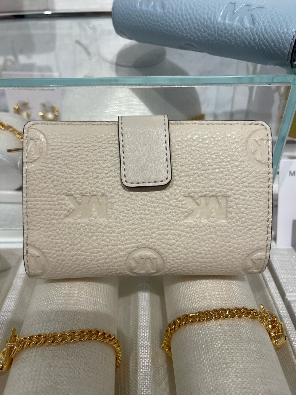 Michael Kors Jet Set Travel Medium Logo Debossed Billfold Wallet
Light Cream
NWT - Picture 9 of 16